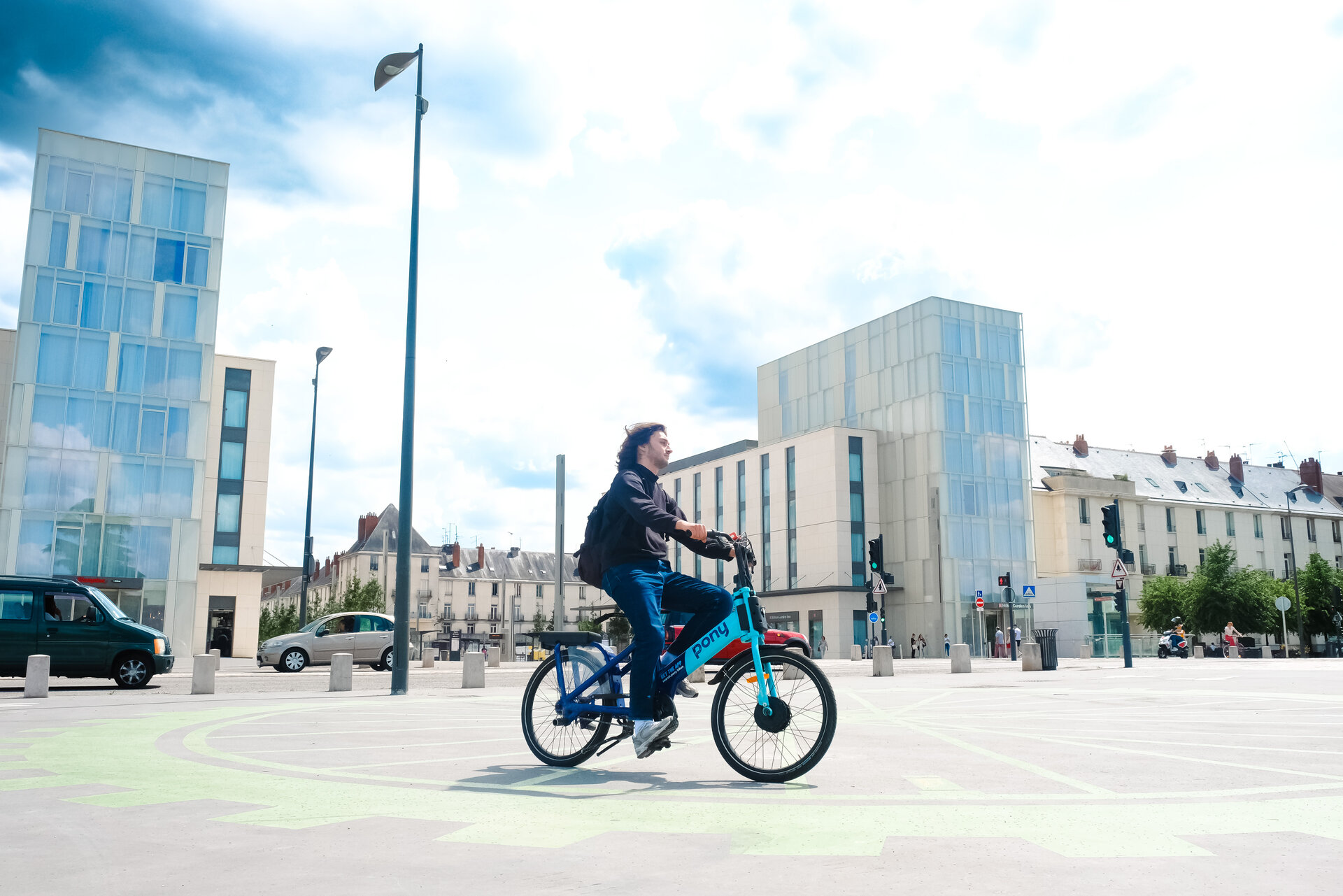 Rue nationale un vélo PONY circule